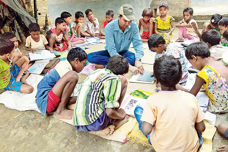 পাঠ: সাঁইথিয়ায় চলছে পড়াশোনা। নিজস্ব চিত্র