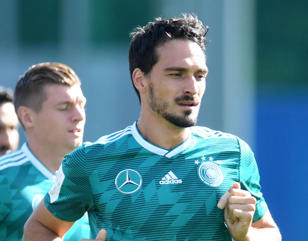 ম্যাট হুমেলস: ২৯ বছরের সেন্টার ব্যাকের কাছে এই টুর্নামেন্ট ছিল আক্ষরিক অর্থে দুঃস্বপ্নের। মেক্সিকোর বিরুদ্ধে স্রেফ গতিতে হেরে গিয়েছেন হুমেলস। ২০১৪-এর অন্যতম হিরো কোরিয়ার বিরুদ্ধে গোল করার সুবর্ণ সুযোগ ফস্কান। হুমেলের বদলে কোনও তরুণকে সুযোগ দেওয়া উচিত জার্মানির।