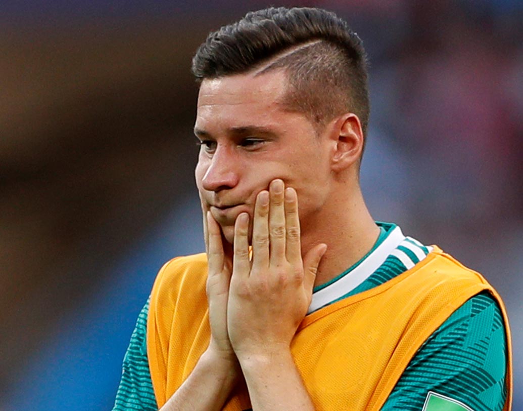 জুলিয়েন ড্র্যাক্সলার: বিশ্বকাপে জার্মানির অন্যতম হতাশাজনক পারফরম্যান্স ছিল এই তরুণ উইঙ্গারের। প্যারিস সঁ জঁ-র এই ফুটবলার দুই ম্যাচে একটি গোলের সুযোগও তৈরি করতে পারেননি। বাধ্য হয়েই কোরিয়া ম্যাচে তাঁকে বাদ দেন লো।