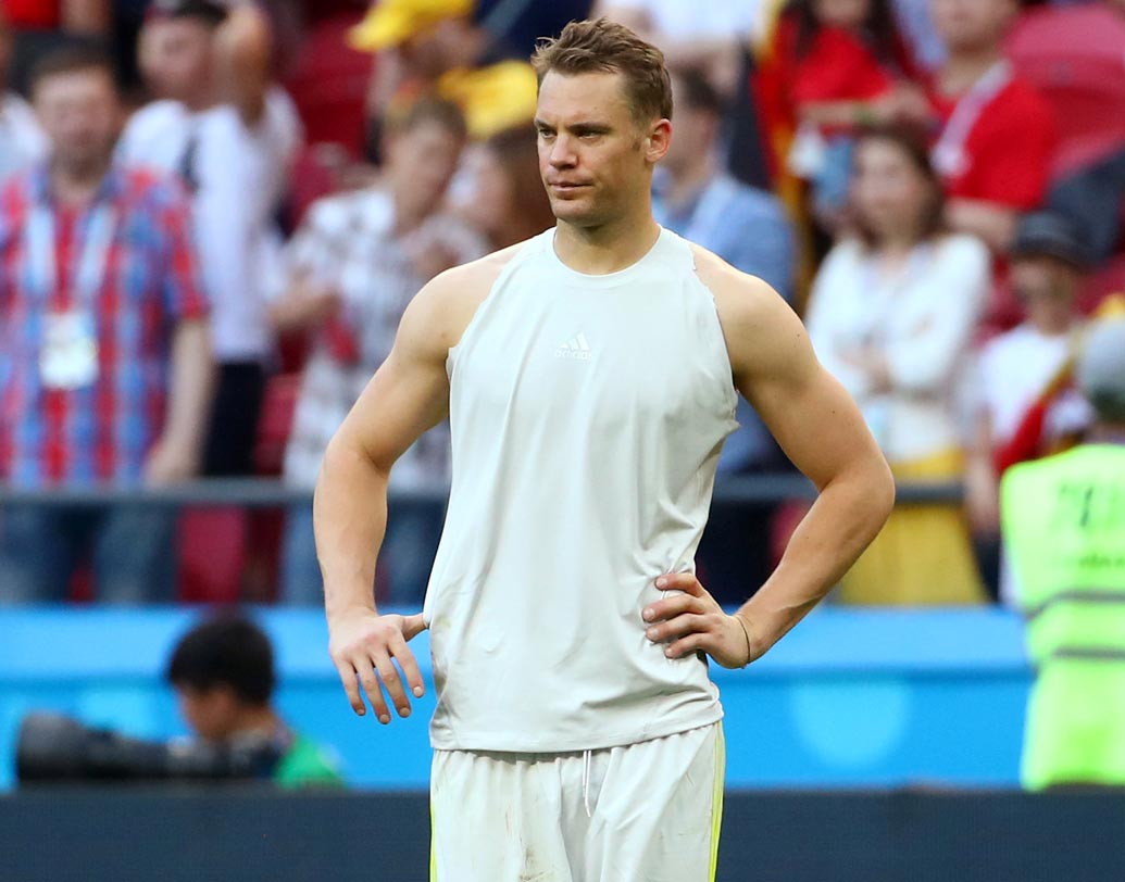 ম্যানুয়েল নয়্যার: বিশ্বের অন্যতম সেরা গোলকিপার বলা হত তাঁকে। সুইপার কিপারের তত্বটাই এনেছেন তিনি। অথচ এ বারে তাঁকে বারবারেই টপকে গিয়েছেন স্ট্রাইকাররা। বিশ্বকাপের আগে চোটের জন্য তাঁর খেলা নিয়েই সংশয় দেখা দিয়েছিল। নয়্যার সম্ভবত তাঁর জীবনের শেষ বিশ্বকাপ খেলে ফেলেছেন রাশিয়ায়।