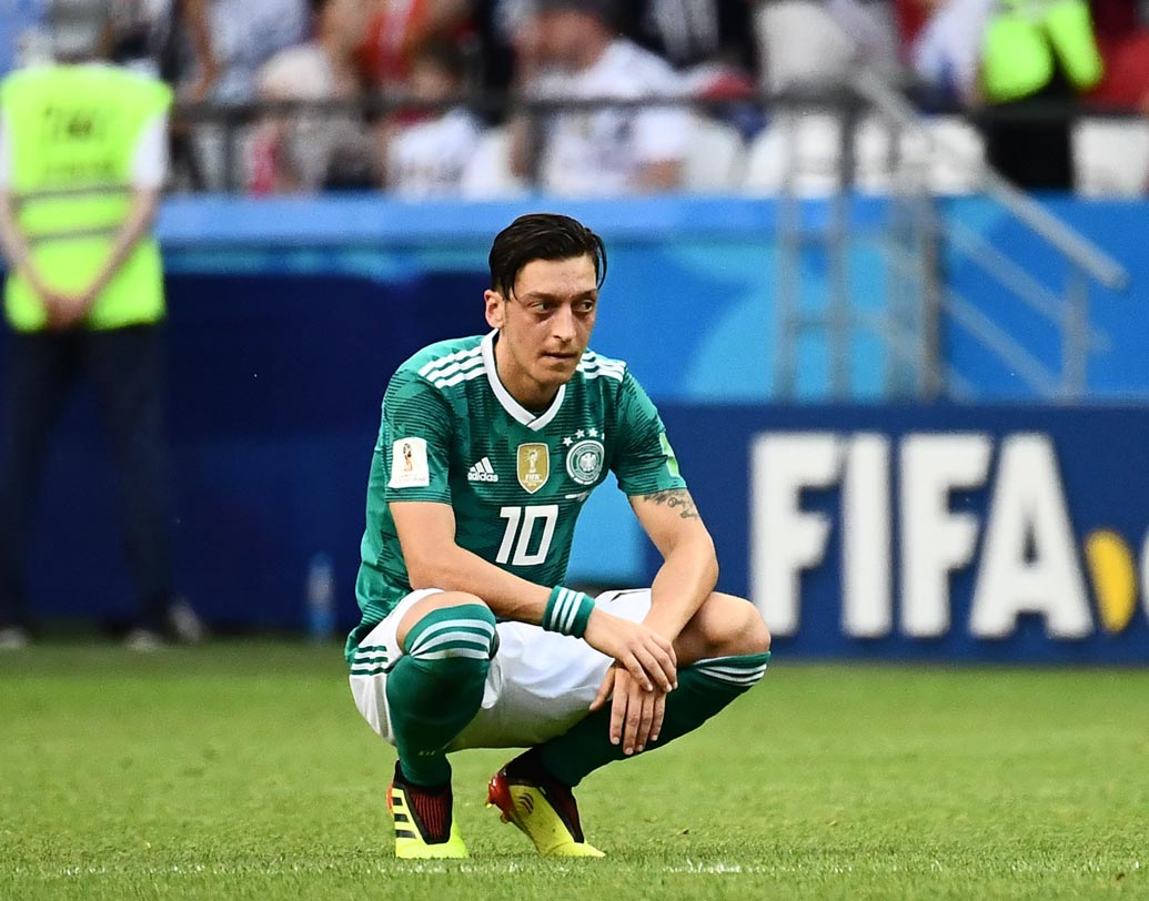 মেসুট ওজিল: গত বিশ্বকাপের স্টার পারফর্মার এ বারের বিশ্বকাপের ফ্লপ মাস্টার। প্রথম ম্যাচে কড়া মার্কিং এড়াতেই পারেননি আর্সেনাল তারকা। পরের ম্যাচে বাদ পড়েন দল থেকে। ফিরে আসেন কোরিয়ার বিরুদ্ধে। কিন্তু পাসিং থেকে বিপক্ষ বক্সে পেনিট্রেশন— কোনও কিছুই করতে পারেননি তিনি।