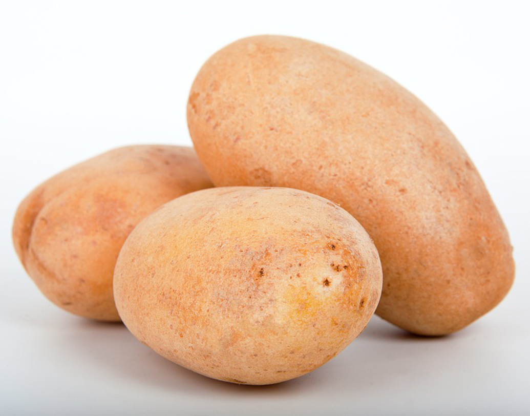 একটা আলু স্লাইস করে কেটে কিছু ক্ষণ ফ্রিজে ঢুকিয়ে রাখুন। এ বার ওই ঠান্ডা স্লাইসগুলো চোখের তলায় মিনিট পনেরো রেখে দিন। চোখের আরাম তো হবেই, সেই সঙ্গে ওয়াটার রিটেনশনও কম হবে। চোখের তলায় ফোলা ফোলা ভাবটাও কেটে যাবে। আলুর বদলে শশা দিয়েও এই পদ্ধতিতে চোখের ফোলা ভাব কাটাতে পারেন।