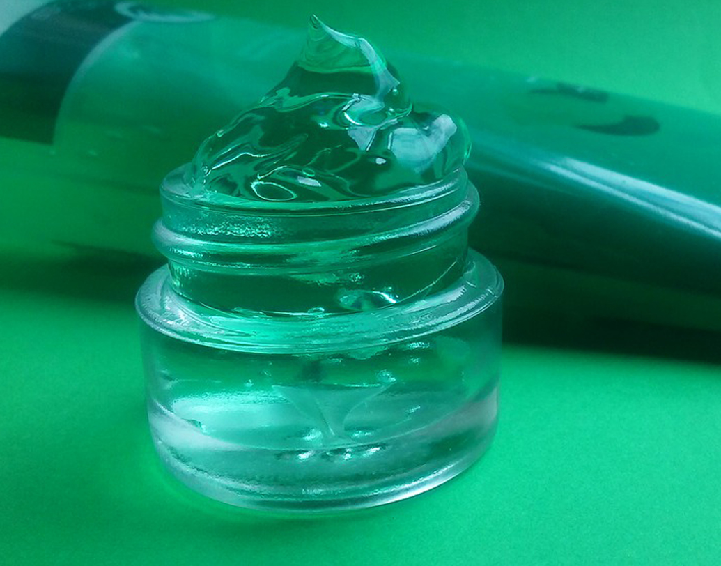 চোখের ফোলা ভাব কমাতে অ্যালয় ভেরা জেলও খুবই কাজের। ফ্রিজে রাখা অ্যালয় ভেরা জেল মেখে নিন চোখের তলায়। কয়েক মিনিট ও ভাবেই থাকুন। দেখবেন কখন উধাও হয়ে গিয়েছে আন্ডার-আই ব্যাগস।