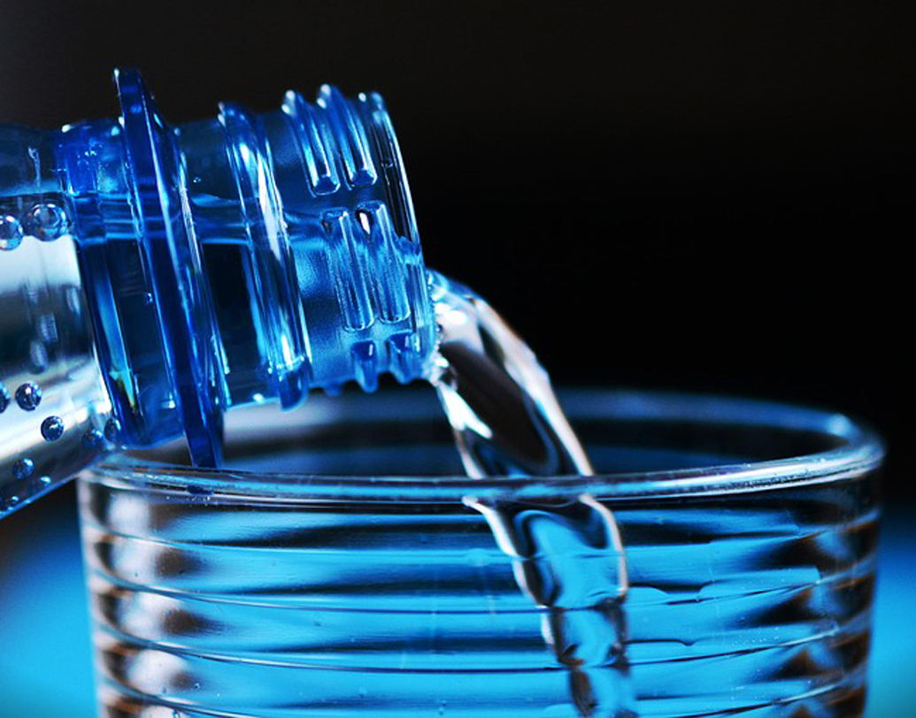 সারা দিনের ব্যস্ততায় অনেকেই জল খান না। এমনটা আপনার পেটের পক্ষে তো বটেই, চোখের তলাতেও প্রভাব ফেলে। যতই ব্যস্ত থাকুন না কেন, পর্যাপ্ত মাত্রায় জল খেতে ভুলবেন না।