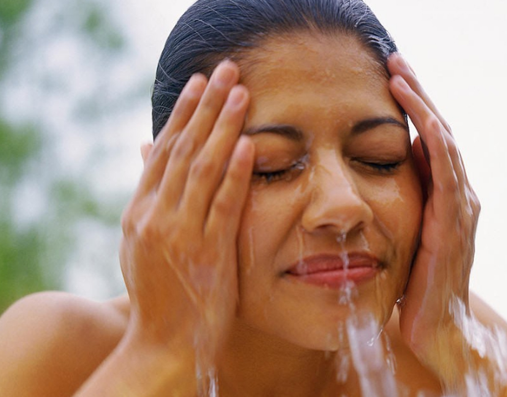 শুধু জল খাওয়াই নয়, দিনের মধ্যে বেশ কয়েক বার চোখে-মুখে ঠান্ডা জলের ঝাপটা দিন। এতেও কমে যাবে চোখের ফোলা ফোলা ভাব। সেই সঙ্গে ক্লান্তিও দূর হবে।