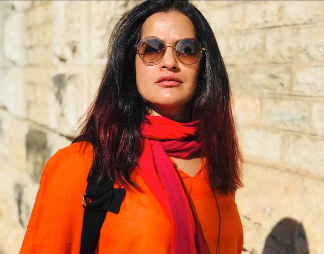 সোনা মহাপাত্র: ‘সুলতান’ ছবির পর সলমনের একটি বিতর্কিত মন্তব্যকে ঘিরে সুর চড়িয়েছিলেন সোনা। সলমন বলেছিলেন, ছবির শুটিংয়ের পর তাঁর নাকি মনে হয়েছিল তিনি ধর্ষিত হয়েছেন। ধর্ষণের মতো সামাজিক ব্যধিকে এত লঘু করে দেখানোর জন্য বেশ কড়া ভাষাতেই সলমনকে আক্রমণ করেছিলেন সোনা। এর পরে সোশ্যাল মিডিয়ায় সলমনের ফ্যানেদের আক্রমণের শিকার হতে হয় তাঁকে।