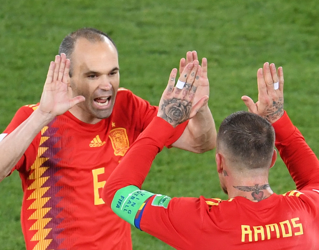 স্পেন বনাম রাশিয়া: রাশিয়ার বিরুদ্ধে প্রি কোয়ার্টার ফাইনালে মুখোমুখি হবে স্পেন। গ্রুপ চ্যাম্পিয়ন হলেও তেমন ভাল ছিল না স্পেনের পারফরম্যান্স। অন্য দিকে, রাশিয়া শুরুটা ভাল করলেও কিছু কিছু ক্ষেত্রে ছন্নছাড়া লেগেছে তাদের। এই ম্যাচ রবিবার সন্ধ্যা সাড়ে ৭টায়।