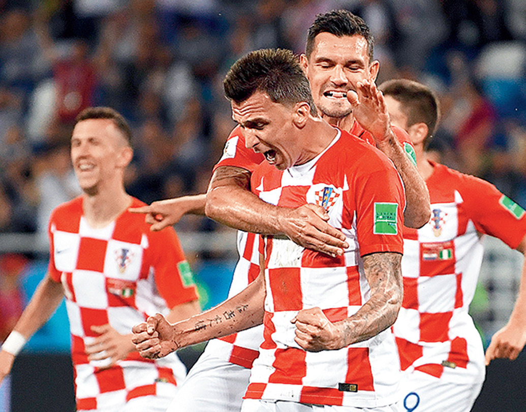 ক্রোয়েশিয়া বনাম ডেনমার্ক: এ বারের বিশ্বকাপের অন্যতম চমক ক্রোয়েশিয়া। বড় বড় টিমকে ধাক্কা দেওয়ার ক্ষমতা রয়েছে ক্রোটদের। আবার সময় যত এগোচ্ছে ডেনমার্কের খেলা ততই আকর্ষণীয় হয়ে উঠছে। রবিবার রাত সাড়ে ১১টা থেকে শুরু হবে এই লড়াই।