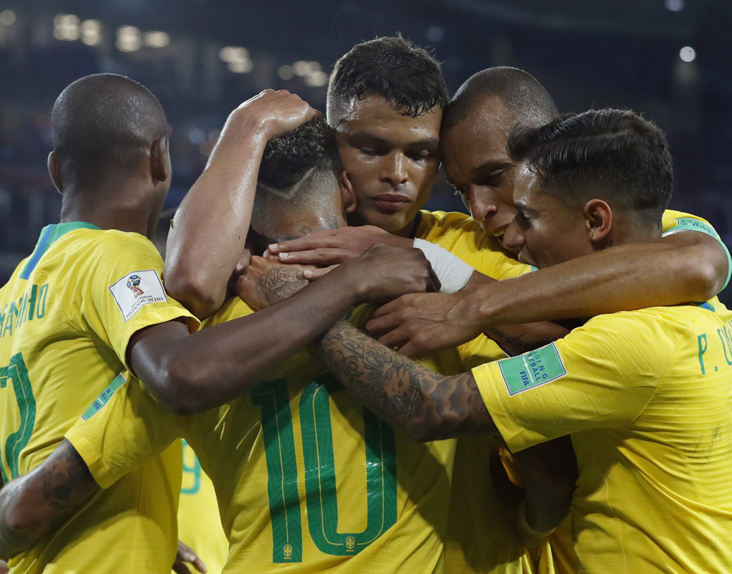 ব্রাজিল বনাম মেক্সিকো: সোমবার সন্ধ্যায় সাড়ে ৭টায় মেক্সিকোর মুখোমুখি হচ্ছে ব্রাজিল। গ্রুপ চ্যাম্পিয়ন ব্রাজিলকে কঠিন চ্যালেঞ্জের মুখে ফেলতে পারে মেক্সিকো। গোল পেলেও তেমন ছন্দে দেখা যায়নি নেইমারকে।