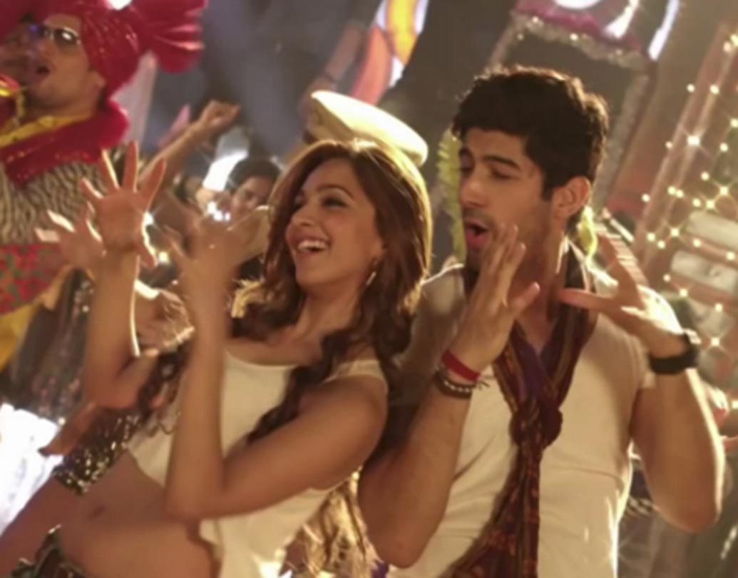 বলিউডে কিয়ারার ডেবিউ ছবি কবীর সদানন্দর কমেডি ড্রামা ‘ফাগলি’। কিয়ারা ছাড়াও ছবিটিতে অভিনয় করেছেন মোহিত মারওয়া, বিজেন্দ্র সিংহ, আরফি লাম্বা এবং জিমি শেরগিল।