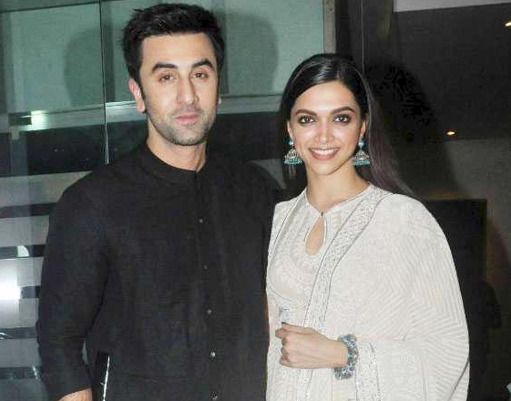 দীপিকা পাড়ুকোন: রণবীরের দীর্ঘস্থায়ী গার্লফ্রেন্ডের তালিকায় প্রথমেই রয়েছেন বলিউডের ‘মস্তানী’ দীপিকা পাড়ুকোন। মিডিয়ার সামনে সম্পর্কের কথা স্বীকারও করেছিলেন দু’জনে। তবে দীপিকা-রণবীরের প্রেম নিয়ে বি-টাউনে বিস্তর জলঘোলাও হয়েছিল। শোনা গিয়েছিল, দীপিকাকে নাকি একেবারেই ভাল চোখে দেখেন না রণবীর মা নীতু কপূর। অতএব সম্পর্কে ইতি।