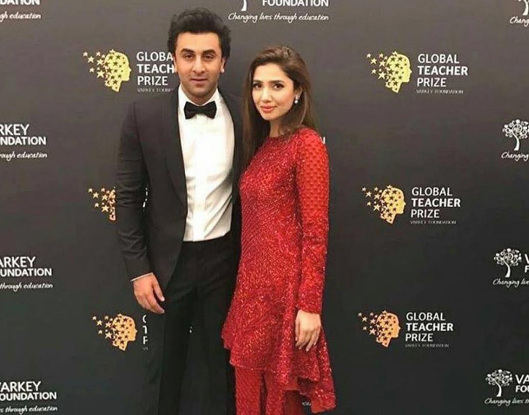 মাহিরা খান: পাক অভিনেত্রী মাহিরা খানের সঙ্গে রণবীরের সম্পর্কের গুজব নিয়ে একসময় তোলপাড় হয়েছিল বলি ইন্ডাস্ট্রি। তাঁদের হ্যাং আউটের ছবি ভাইরালও হয়েছিল সোশ্যাল মিডিয়ায়। তবে, গোটা বিষয়টিই সুকৌশলে এড়িয়ে গিয়েছিলেন মাহিরা। মিডিয়ার সামনে বলেছিলেন, ‘‘একটা ছেলে এবং মেয়ে হ্যাং আউট করবে এটাই তো স্বাভাবিক। এতে তো বিতর্কের কিছু নেই।’’