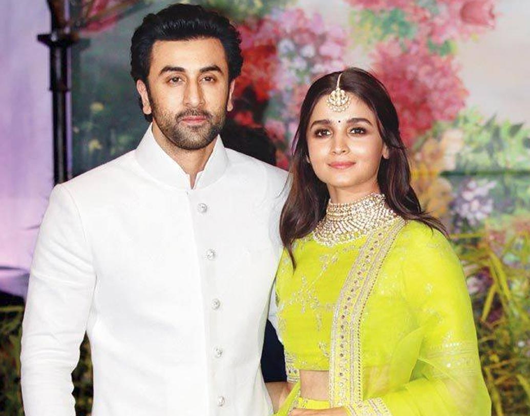 আলিয়া ভট্ট: রণবীর-আলিয়ার সম্পর্কের গুঞ্জন বলিউডের নতুন ট্রেন্ড। অয়ন মুখোপাধ্যায় পরিচালিত আসন্ন ‘ব্রহ্মাস্ত্র’ ছবিতে অনস্ক্রিন দেখা যাবে রণবীর-আলিয়া জুটিকে। এর শুটিংয়ের শুরু থেকেই তাঁদের সম্পর্কের গুঞ্জন শুরু হয়। আলিয়াকে নাকি বেশ পছন্দ নীতুরও। খুব তাড়াতাড়ি রণবীর-আলিয়ার চার হাত এক হতে পারে এমনও গুজবও ছড়িয়েছে বি-টাউনের আনাচ-কানাচে।