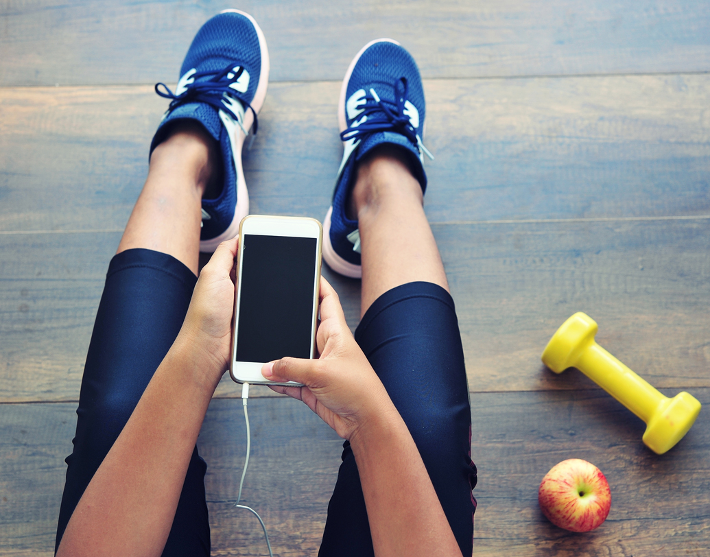 সঙ্গে ফোন: এক মুহূর্ত ফোন ছাড়া চলে না আমাদের। জিমও এর থেকে রেহাই পায় না। তাই নাম কা ওয়াস্তে জিমে গেলেও ওয়ার্ক আউটের অনেকটা সময়ই নষ্ট হয় হোয়াটসঅ্যাপ বা গ্রুপ চ্যাটে। লাইক-কমেন্টসের জালে আটকে কেটে যায় অনেকটা সময়। ওয়ার্ক আউট করত করতেও অনেকেই ঘাঁটতে থাকেন মোবাইল। এতে স্ট্রেস মুক্তির জায়গায় উটকো স্ট্রেস বাড়ে। ছবি: শাটারস্টক।