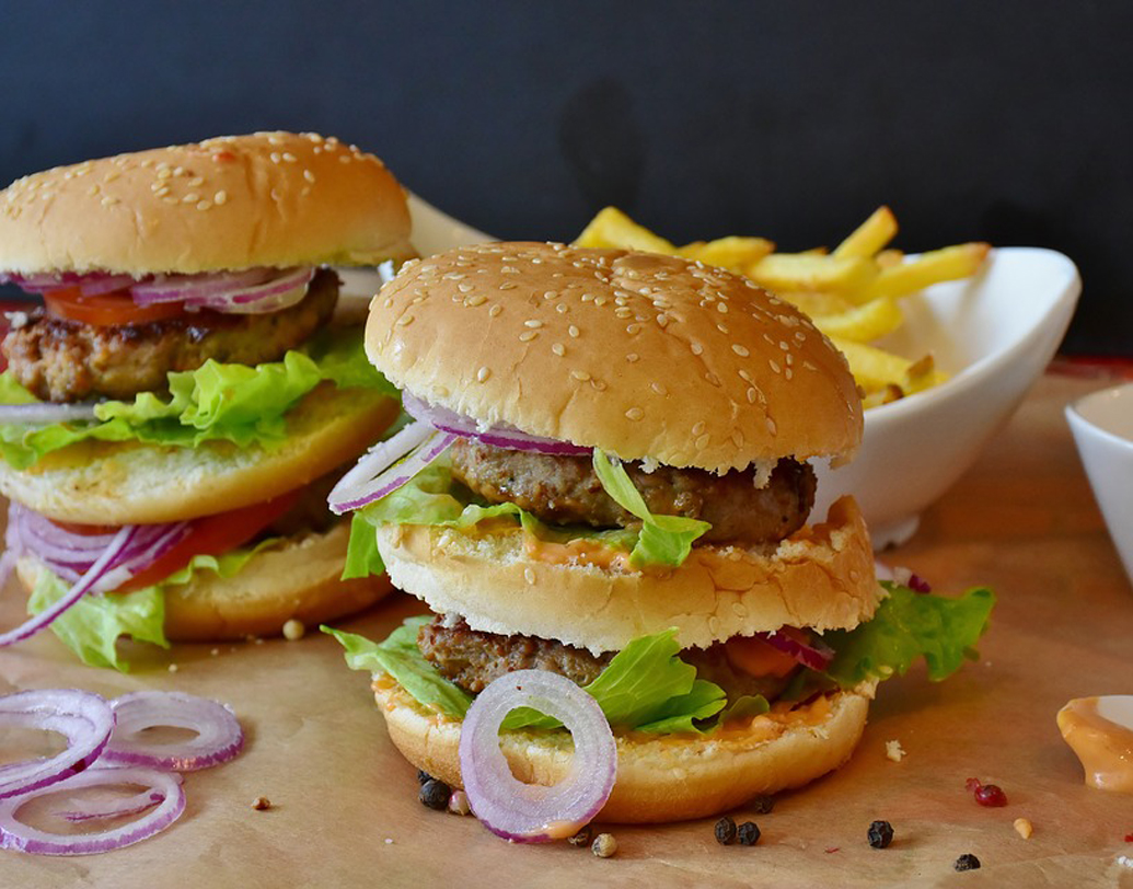 ভুল ডায়েট: শরীরচর্চা করছেন মন দিয়ে। কোথাও কোনও ভুল নেই। কিন্তু তার সঙ্গে জরুরি ডায়েট মানছেন কি? জিমের সঙ্গে সমান তালে যদি চলে পিৎজা-বার্গার-চিজ স্যান্ডউইচ— তা হলে উপকার তো হবেই না, উল্টে সকাল-বিকেলের জিম স্রেফ পণ্ডশ্রম হয়ে দাঁড়াবে। ছবি: পিক্সঅ্যাবে।