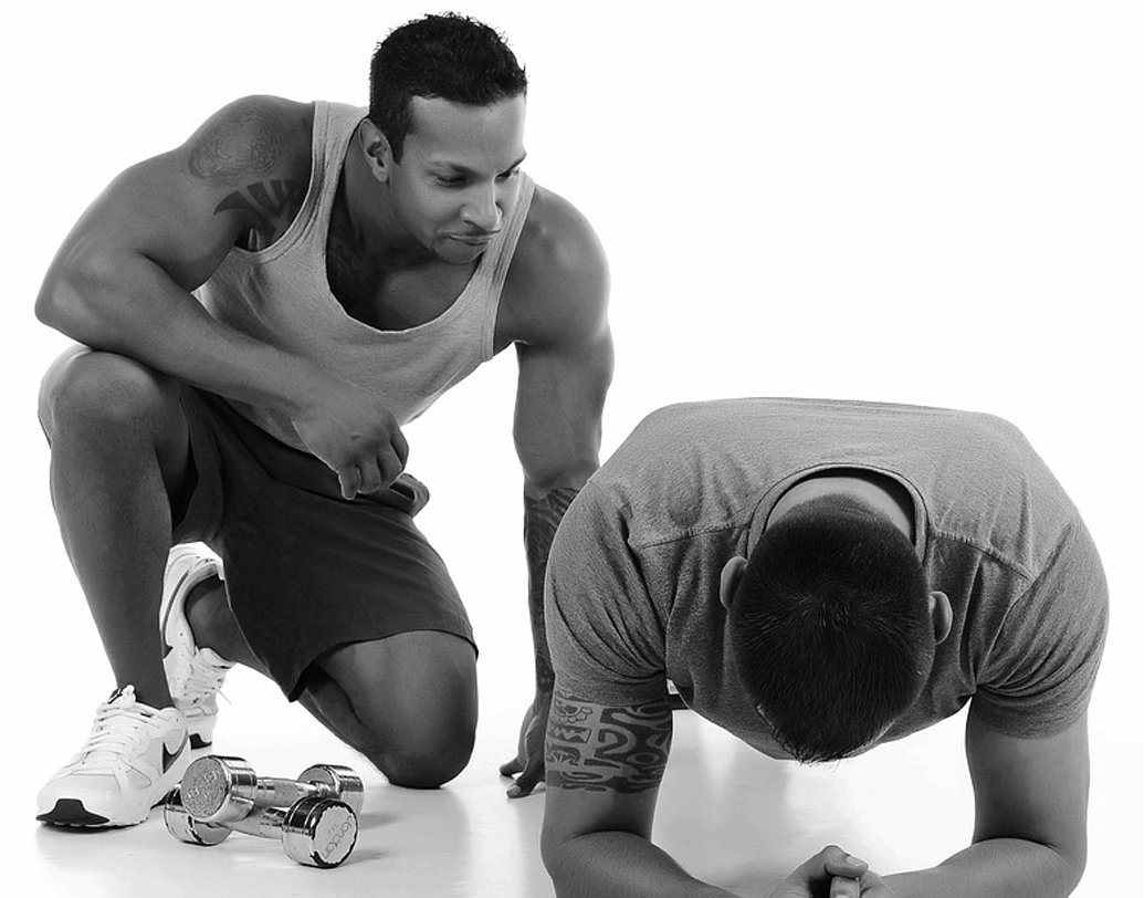 ট্রেনার: খোঁজ নিয়েছেন জিমের ট্রেনার যথেষ্ট অভিজ্ঞ কি না? আপনাকে প্রশিক্ষণ দেওয়ার মতো যোগ্যতা তাঁর আছে তো? সকলের শরীর কিন্তু সব ব্যায়ামের জন্য নয়। অসুখের উপরও নির্ভর করে বদলায় ব্যায়াম। ট্রেনারের সে সব দিকে নজর আছে তো? প্রতিদিন একই ব্যায়াম না করে ক্যালোরি বার্ন বুঝে রুটিন তৈরি করতে বলছেন তো ট্রেনার? খেয়াল রাখুন সে সবে। ছবি: পিক্সঅ্যাবে।