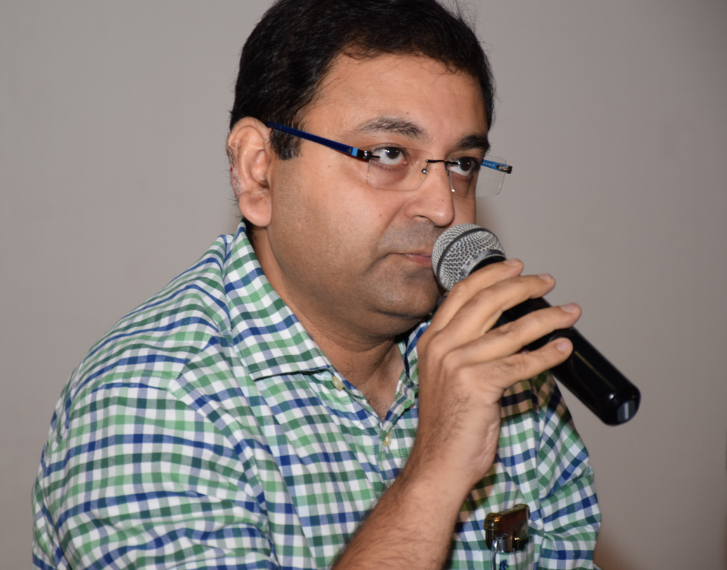 মঞ্চে পরিচালক ইন্দ্রাশিস আচার্য।