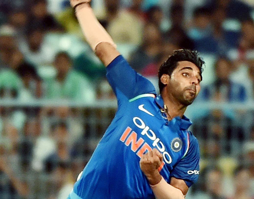 ভুবনেশ্বর কুমার: গত ম্যাচে তাঁর বল বুঝতেই পারেননি ব্রায়ান, উইলসনরা। ইংল্যান্ড সফরে দলের অন্যতম সেরা অস্ত্রকে আজ প্রথম এগারোয় রেখে ম্যাচ প্র্যাকটিসের সুযোগ দেবে ম্যানেজমেন্ট। ফাইল চিত্র।