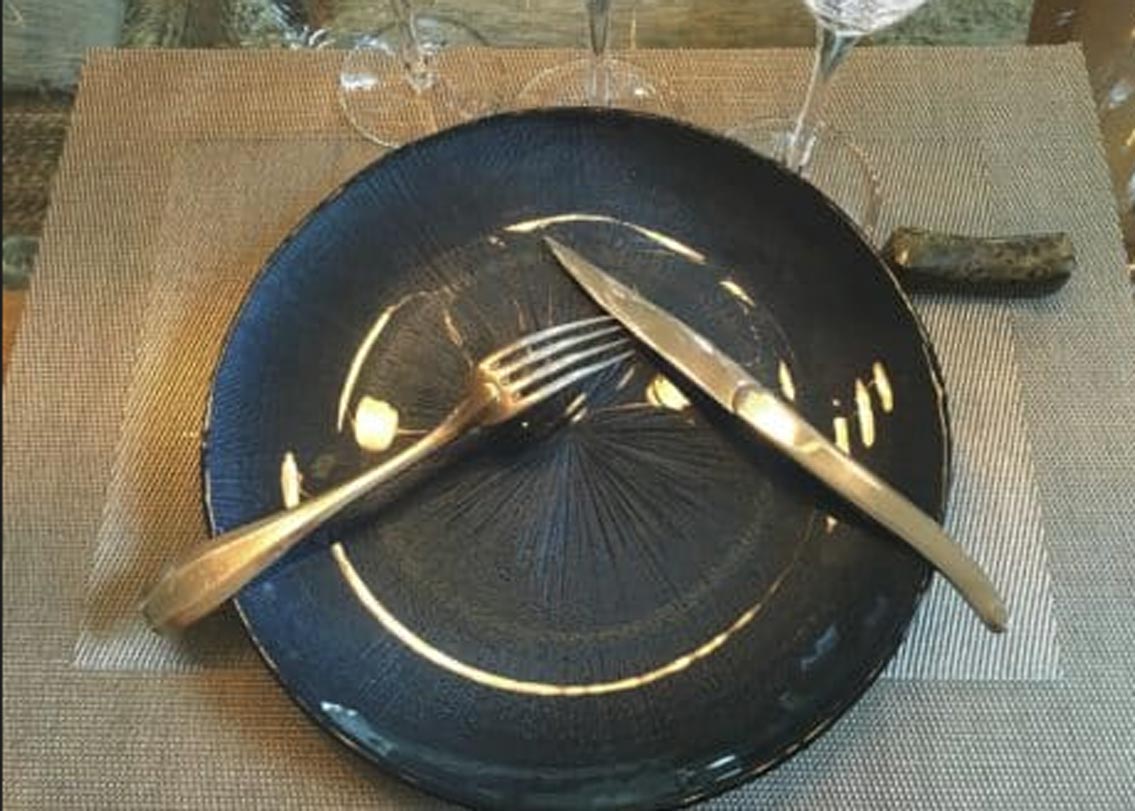 অনেক ক্ষণ ধরে খাচ্ছেন? খাওয়ার মাঝে একটু বিশ্রাম নিতে চান? তা হলে চামচ আর ছুরি এই ভাবে কোণ করে রাখুন। আপনার চামচ-ছুরি রাখার ভঙ্গি দেখেই রেস্তরাঁ-বয় বুঝে যাবেন আপনি কী বলতে চাইছেন। তা না হলে হয়ত খাওয়া শেষ ভেবে প্লেট তুলে নিতে আপনার কাছে হাজির হয়ে যেতে পারেন ওই রেস্তরাঁ-বয়।