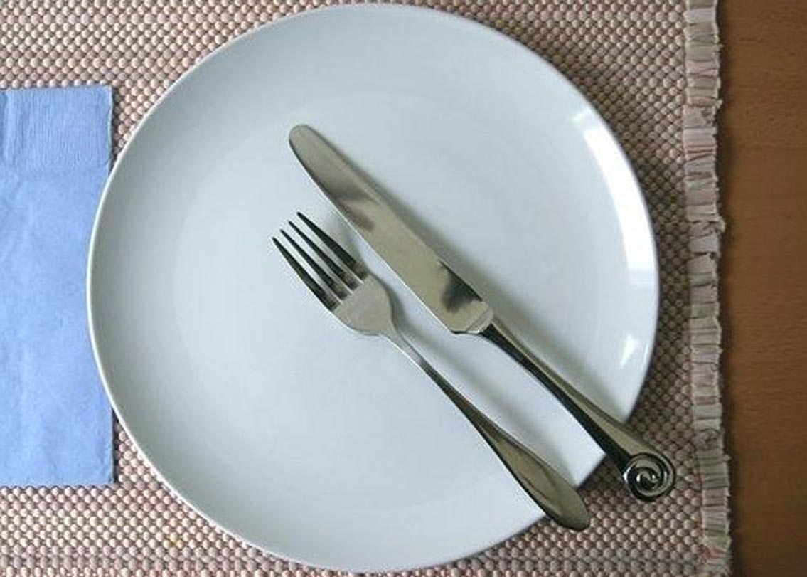 প্লেটের উপরে কাঁটা চামচ আর ছুরিটা সমান্তরাল ভাবে রেখে দিন। ছুরির ধারালো দিকটা রাখুন প্লেটের ভিতরের দিকে। এটা খাবার শেষের ইঙ্গিত।