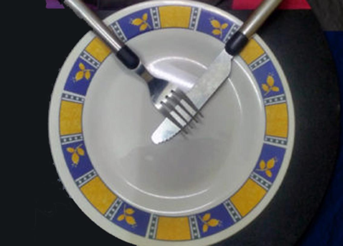 আর ধরুন আপনার সার্ভিস পছন্দ হয়নি কিন্তু আপনি কোনও বিষয় নিয়ে অভিযোগ জানাতে চান না এখনই, শুধুমাত্র রেস্তরাঁর মালিককে জানাতে চান যে, সার্ভিস আরও ভাল করা দরকার। সে ক্ষেত্রে পাশের ছবির মতো চামচ-ছুরি এই ভাবে কোণ করে উল্টে রাখুন।