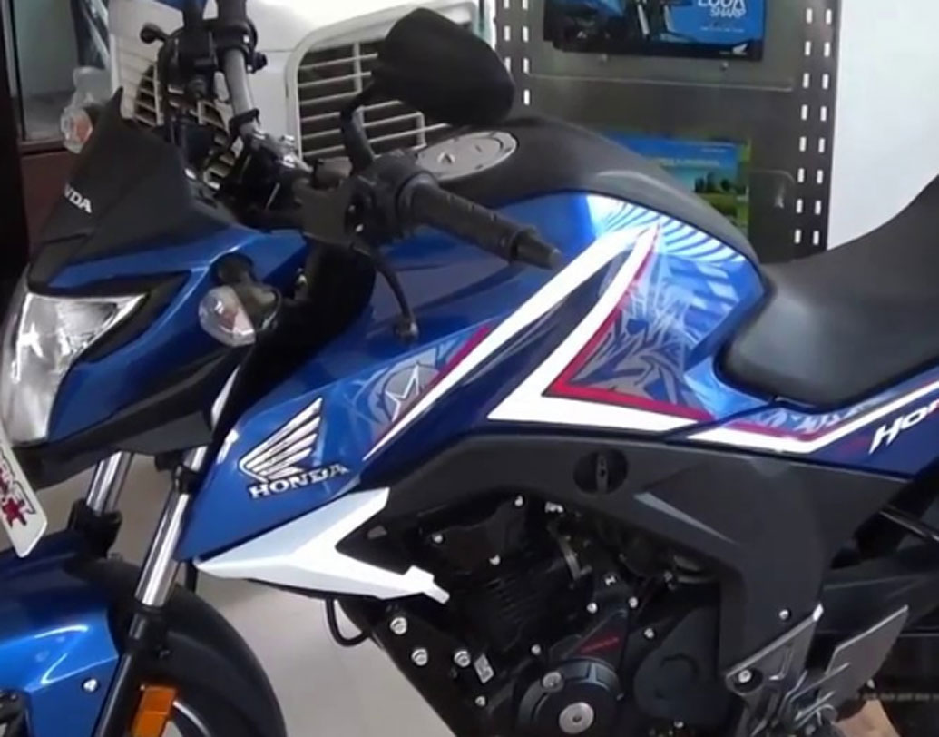 বাইকের বাজারে হন্ডা বেশ জনপ্রিয়। এ বছরেই প্রস্তুতকারক সংস্থাটি দু’টি আপগ্রডেড বাইক নিয়ে এসেছে। সিবি হরনেট ১৬০আর এবং সিবিআর২৫০আর। দামটাও অবশ্য বাড়িয়েছে। সিবি হরনেট এবিএস ভার্সনের নতুন দাম ৮৫ হাজার থেকে শুরু করে প্রায় ৯৩ হাজার টাকা পর্যন্ত।