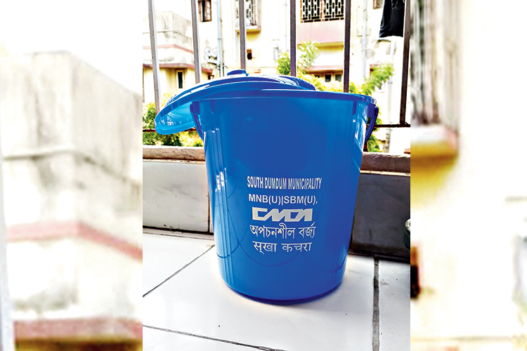 Waste bins distributed in South Dum Dum to stop using plastics