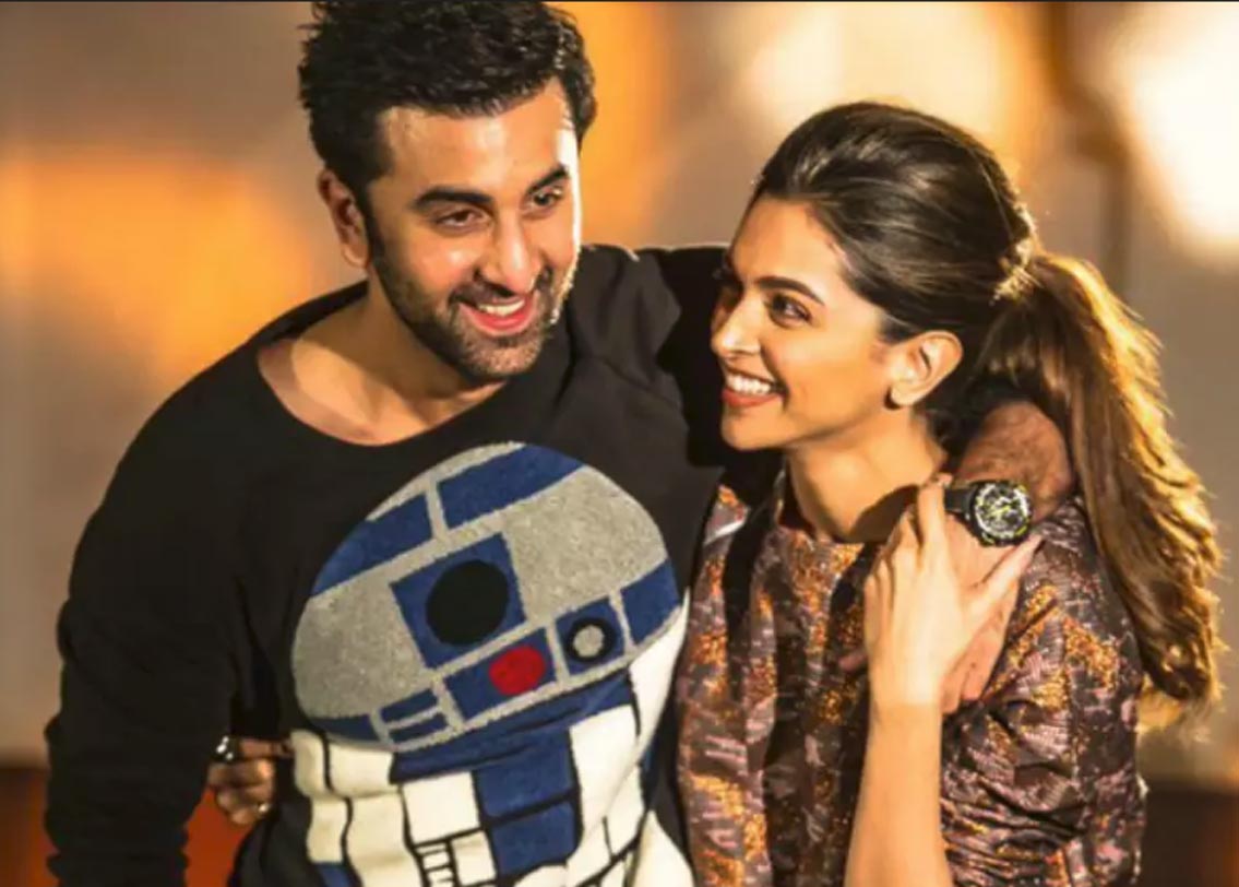 রণবীর কপূর-দীপিকা পাডুকোন: ব্রেকআপের পর বেশ কিছু দিন রণবীর এবং দীপিকা একে অপরের সঙ্গে কথা বলতেন না। সে খবর সামনে এসেছিল। তবে এখন তাঁদের সম্পর্কের সমীকরণটা পুরোপুরি বদলে গিয়েছে। দীপিকা নিজেও সেটা স্বীকার করেছেন। ‘আমরা সম্পর্কের খুঁটিনাটি বিষয়গুলো ফেলে অনেক এগিয়ে এসেছি। আমাদের বন্ধুত্বের সম্পর্ক এখন আরও অনেক গভীর’, বলেছিলেন দীপিকা।