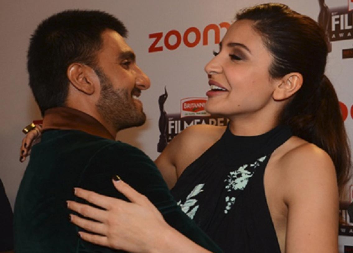 অনুষ্কা শর্মা-রণবীর সিংহ: ‘ব্যান্ড বাজা বারাত’ তাঁদের এক সঙ্গে প্রথম ফিল্ম। আর এর পর থেকেই দু’জনে ডে়ট করতে শুরু করেন। তবে খুব বেশি দিন সে সম্পর্ক টেকেনি। দু’জনের মধ্যে যোগাযোগও ছিল না। কিন্তু তাঁদের দু’জনকে আরও একবার জুটি বেঁধে অভিনয় করতে দেখা যায় ‘দিল ধড়কনে দো’-তে। পুরনো সম্পর্ক ভুলে তাঁরা এখন খুব ভাল বন্ধু।