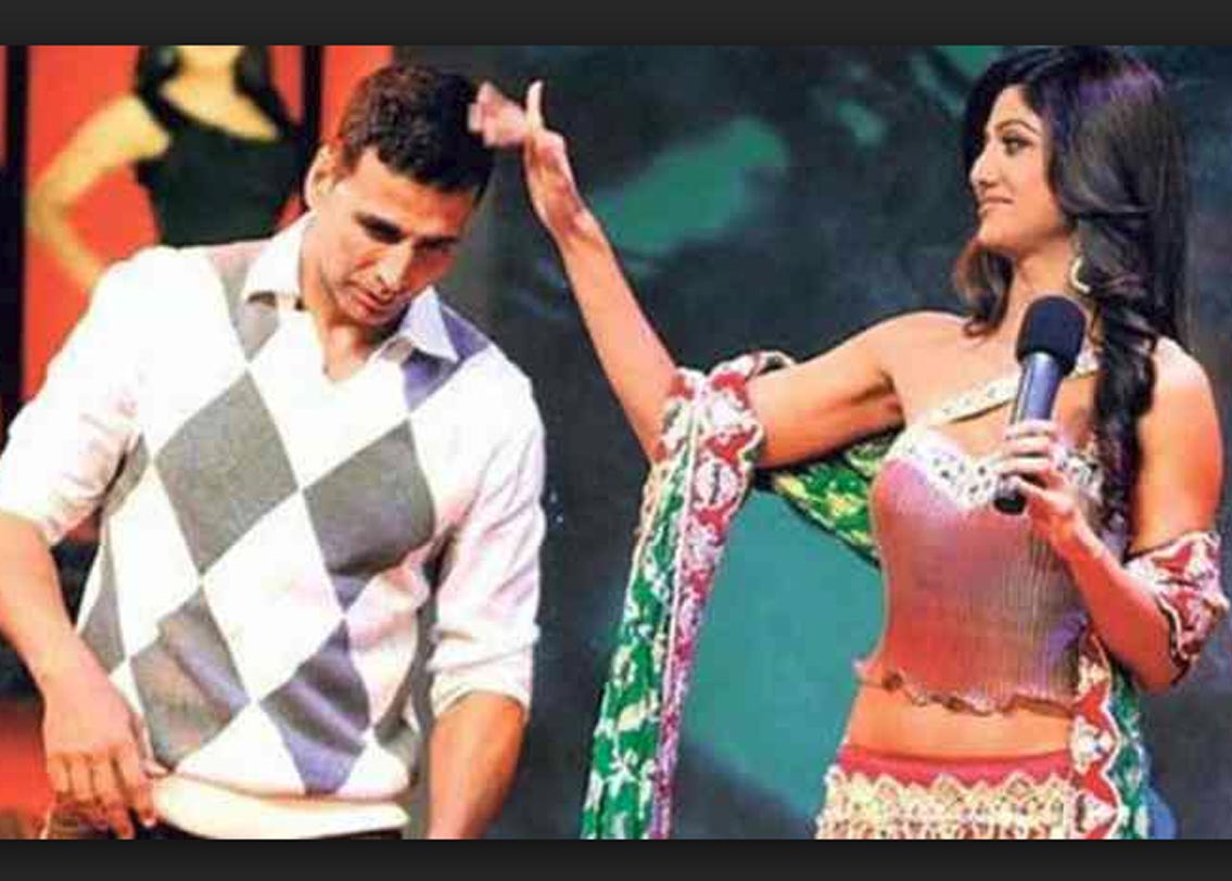 শিল্পা শেট্টি-অক্ষয় কুমার: এঁদেরও খুব খারাপ অতীত রয়েছে। কেউ ভাবতে পারেননি যে, তাঁরা ফের কখনও কাছাকাছি আসতে পারেন। কিন্তু সবাইকে ভুল প্রমাণ করেন তাঁরা। একটি টেলিভিশন শো-এর বিচারক ছিলেন শিল্পা। সেই শো-তে অতিথি হিসাবে এসেছিলেন অক্ষয়। দু’জনকেই একে অপরের সঙ্গে ভীষণ স্বচ্ছন্দ ছিলেন।