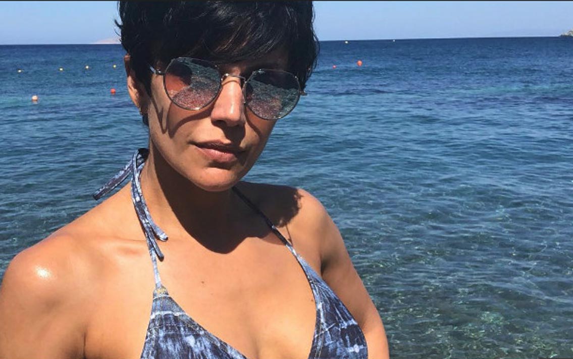 এই ছবিতে মন্দিরা একটি নীল রঙের বিকিনি পরে রয়েছেন। ক্যাপশনে তিনি লিখেছেন, ‘‘গ্রিসে এটা আমার প্রথম সেলফি। জিম এবং বিচে সময় কাটানোর আগে কিছু মূল্যবান মুহূর্ত।’’ আর তার নীচে প্রচুর কমেন্ট পড়েছে।