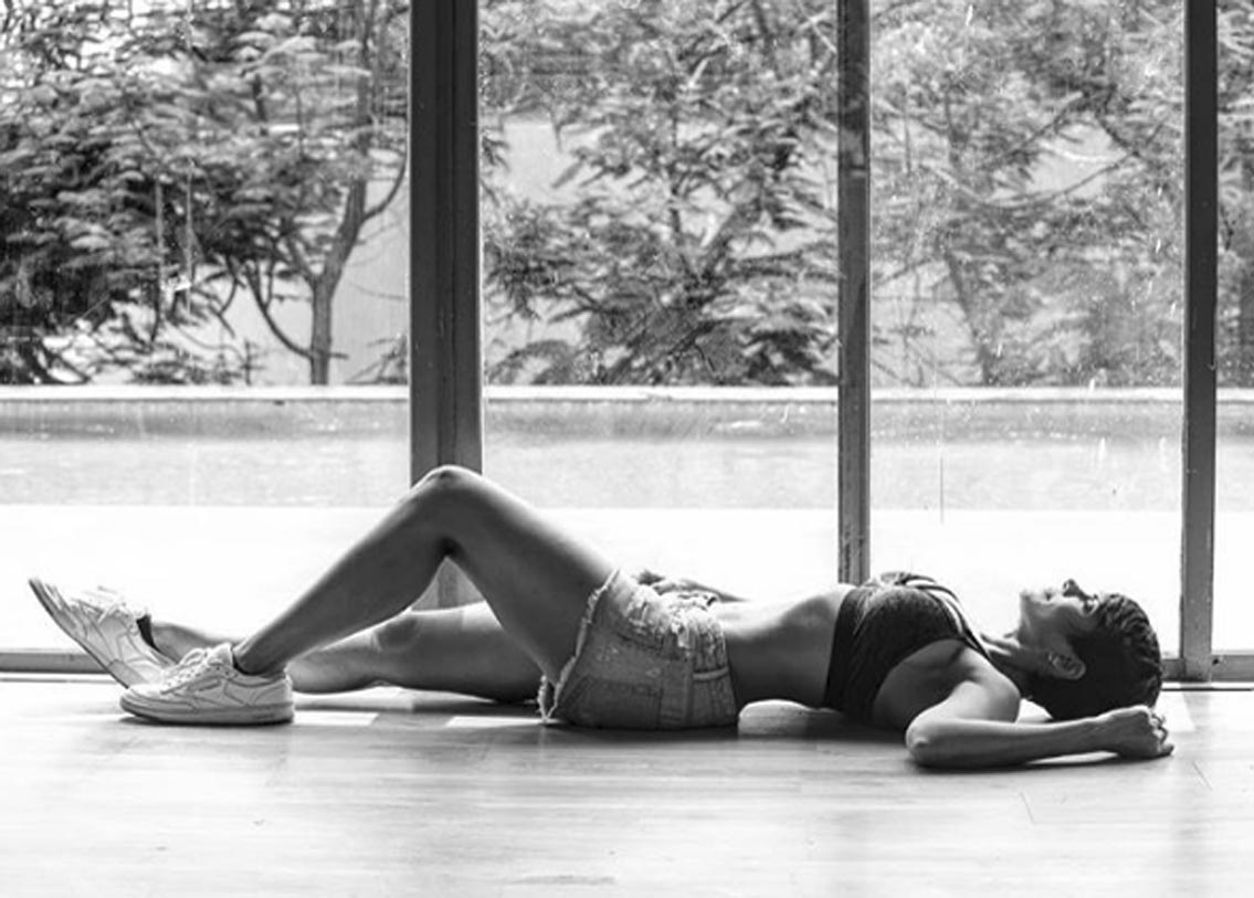 শুধু বিকিনি পরা ছবিতেই যে এমন মন্তব্য করা হয়েছে তা নয়, এর আগে এই গ্রিস থেকেই এই ছবিটিও পোস্ট করেছিলেন মন্দিরা। তাতেও প্রচুর নেগেটিভ মন্তব্য করেছেন অনেকেই।