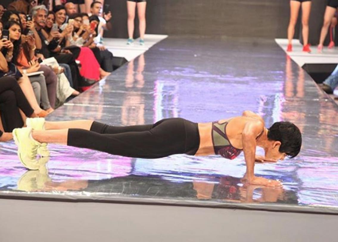 টোনড ফিজিকের জন্য যাঁরা এত নেগেটিভ মন্তব্য করছেন তাঁদের হয়তো জানা নেই, মন্দিরা একজন ক্রীড়াপ্রেমী এবং ভীষণই ফিটনেস সচেতন। মে মাসেই র‌্যাম্পে স্পোর্টসওয়্যার পরে পুশ-আপস দিয়েছিলেন তিনি। সেই ছবি পোস্টও করেছিলেন। সপ্তাহ দু’য়েক আগে হেডস্ট্যান্ড করা ছবি পোস্ট করেন মন্দিরা।