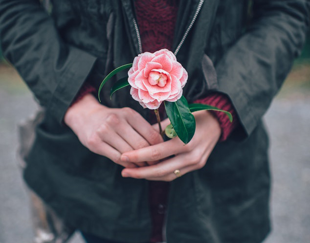 ইমপ্রেস নয়: যে যেমন সে তেমনই। তাই ইমপ্রেস করার অকারণ চেষ্টা কিন্তু বোকামি। বরং প্রিয় জন বা বাবা-মা— প্রত্যেকের চারিত্রিক বৈশিষ্ট্য যেমন প্রথম দিন থেকেই তা স্পষ্ট হোক। কারও কোনও বদভ্যাস থাকলে তা না ঢেকে বরং তা থেকে সরে আসতে তাকে সাহায্য করুন। কাউকে ইমপ্রেস করতে মিথ্যে ইমেজ তৈরির চেয়ে তা ঢের উপকারী। ছবি: শাটারস্টক।