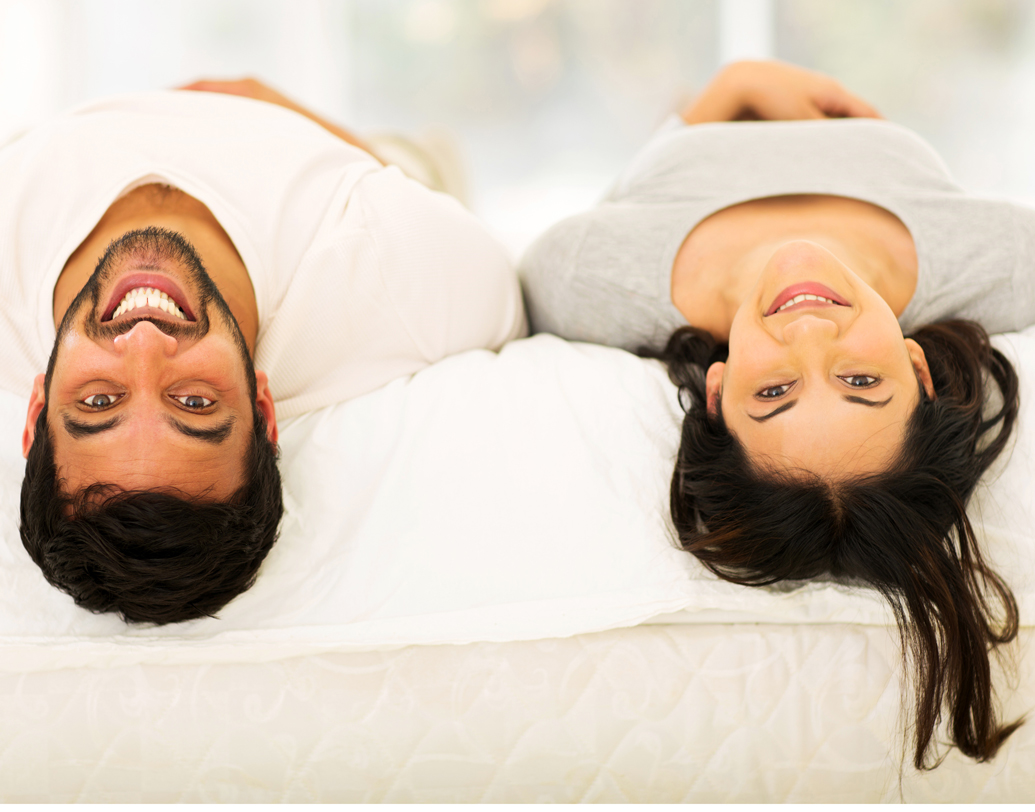 বাড়ি গোঁড়া, সঙ্গী আধুনিক: হতেই পারে এমন। কিন্তু ব্যক্তিগত ভাবে যদি সঙ্গীর জীবনশৈলীতে আপত্তি না থাকে, তা হলে দু’টিকে ব্যালান্স করার দায়িত্বও আপনার। অন্যের ভাবনা বা অভ্যেস না বদলে চেষ্টা করুন এমন কিছু করতে যাতে সংঘাত কম আসে। এলেও সামলে নিতে পারেন। প্রথম দিন থেকেই দু’-পক্ষের কাছে স্পষ্ট হোক দু’জনের দৃষ্টিভঙ্গি। ছবি: শাটারস্টক।