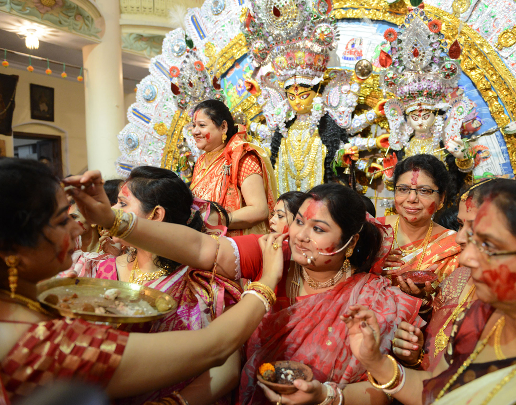 নাস্তিক সঙ্গী: এ অবাস্তব নয় মোটেই। কারও ধর্মীয় বিশ্বাসকেই জোর করে বদলাবেন না। বরং নজর রাখুন যেন দু’-পক্ষই নিজের বাঁচিয়ে এক সঙ্গে আনন্দে থাকতে পারে। নাস্তিক সঙ্গীর কাছে পুজোকে উপস্থাপন করুন ধর্মীয় বেড়াজালের ঊর্ধ্বে, কাছের মানুষদের আনন্দোৎসব হিসেবে। বাড়িতেও বলুন সঙ্গীর ভাবনা, যাতে তাঁর ইচ্ছেও কোথাও মর্যাদা পায়। ছবি: নিজস্ব।