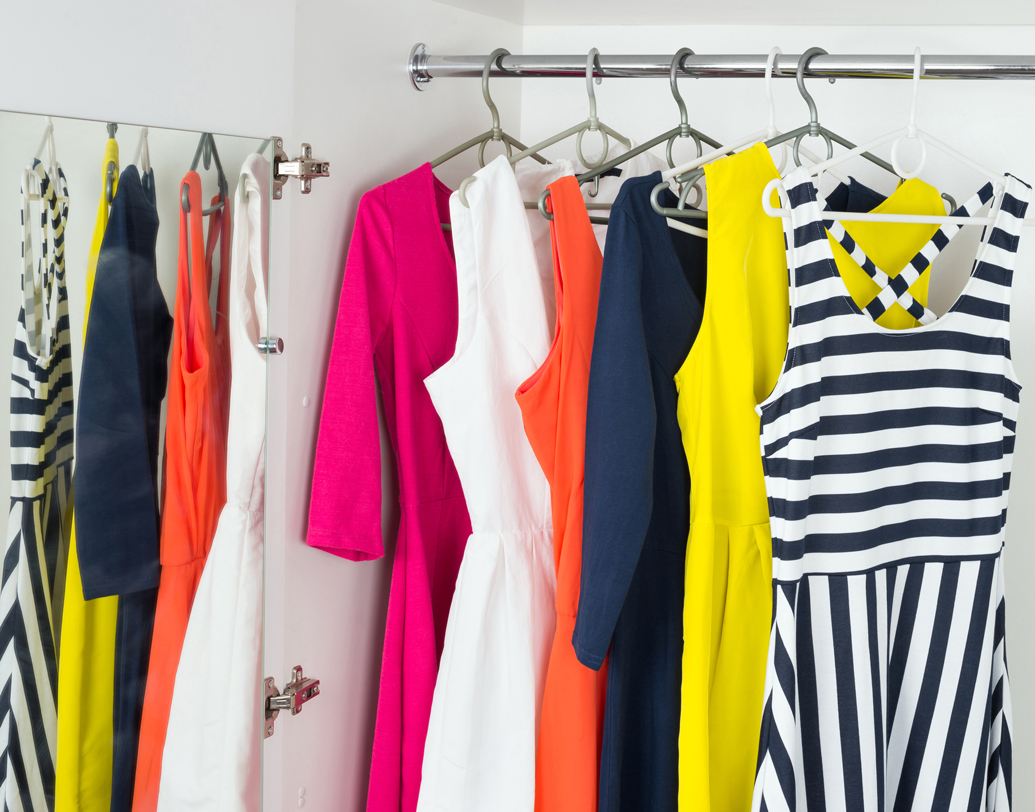 পোশাক: অনেকেই সঙ্গীকে বাধ্য করেন বাড়ির পছন্দ মতো পোশাক পরতে। সেটা না করাই বাঞ্ছনীয়। বরং সঙ্গী পরুক, যাতে সে স্বচ্ছন্দ এবং যা সে ভবিষ্যতে পরবেই। এতে প্রথম থেকেই স্পষ্ট হবে সকলের অবস্থান। একান্তই মুশকিল হবে বুঝলে, প্রথম দিনই বাড়িতে জানিয়ে রাখুন এ ক্ষেত্রে অমিলের কথা, আর মাঝামাঝি কোনও অবস্থানে আসার চেষ্টা করুন। ছবি: শাটারস্টক।