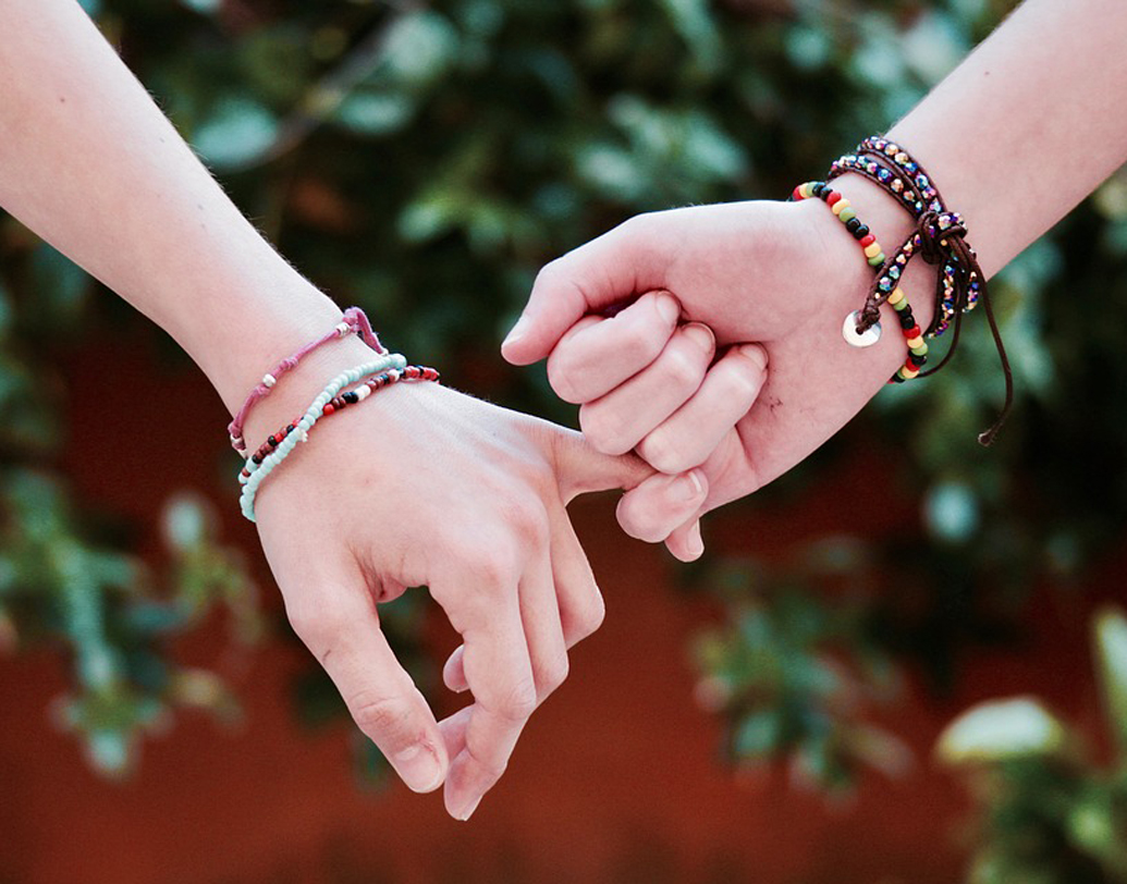 ম্যানার্স: কাছের মানুষদের সঙ্গে আটপৌরে সংসারে কেউ গুড মর্নিং, থ্যাঙ্ক ইউ-এর ম্যানার্স মেনে চলে না। তবু মানতেই হয় কিছু বেসিক ম্যানার্স। প্রথম দিন থেকেই দু’পক্ষের তরফে সেটা শুরু হোক। সঙ্গীকে অভ্যর্থনা জানানো থেকে বাবা-মায়ের প্রতি সম্মান প্রদর্শন— হাত ধরে চলুক দু’টোই। এড়িয়ে চলুন তর্কও। এতে তিক্ততা আসে প্রথমেই। ছবি: আনস্প্ল্যাশ।