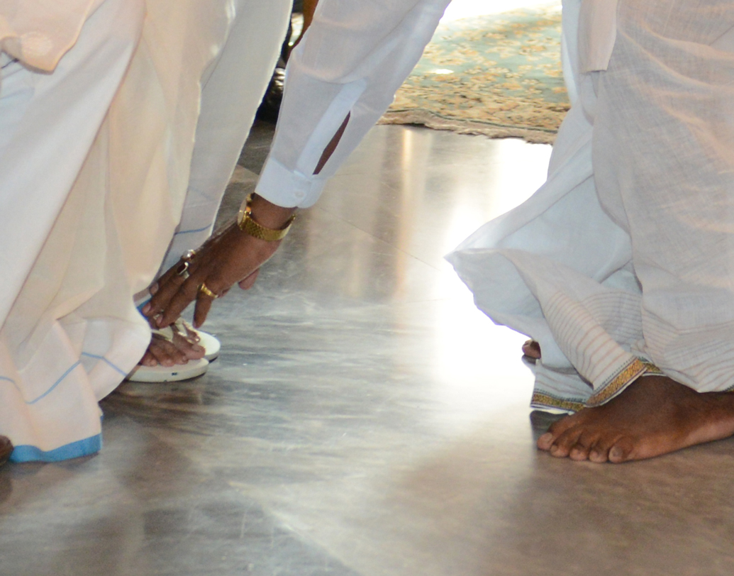 প্রণামে অস্বস্তি: এই প্রজন্মের অনেকেরই তা আছে। আবার বাবা-মায়ের অনেকেই এই মনোভাবে ঔদ্ধত্য দেখেন। আপনার বাড়িও এমন গোঁড়া হলে, কাউকে আঘাত না দিয়ে এখানে একটু বুদ্ধি খাটান, সঙ্গীকে বলুন, প্রথম দিন প্রণামটুকু সারতে, আর তখনই সুন্দর করে জানিয়ে রাখুন যে, সে আসলে এটা পছন্দ করে না, কেবল প্রথম দিন বলেই…। ছবি: নিজস্ব।