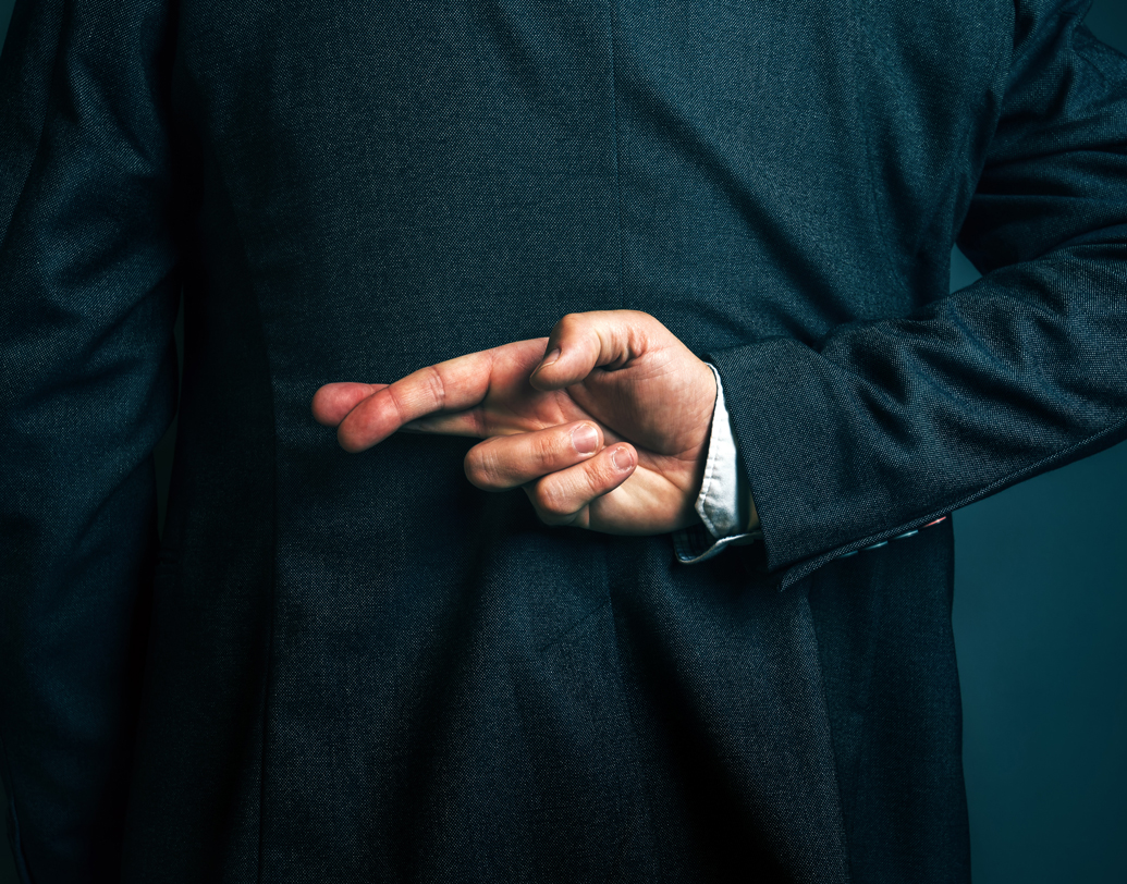 মিথ্যে তথ্য নয়: কোনও বিষয়েই দু’পক্ষের কাছে কোনও মিথ্যে তথ্য জানাবেন না। এক সঙ্গে থাকতে থাকতে এক দিন না এক দিন  সব তথ্যই সকলের সামনে আসবে। তখন অকারণ সমস্যায় পড়বেন। ছবি: শাটারস্টক।