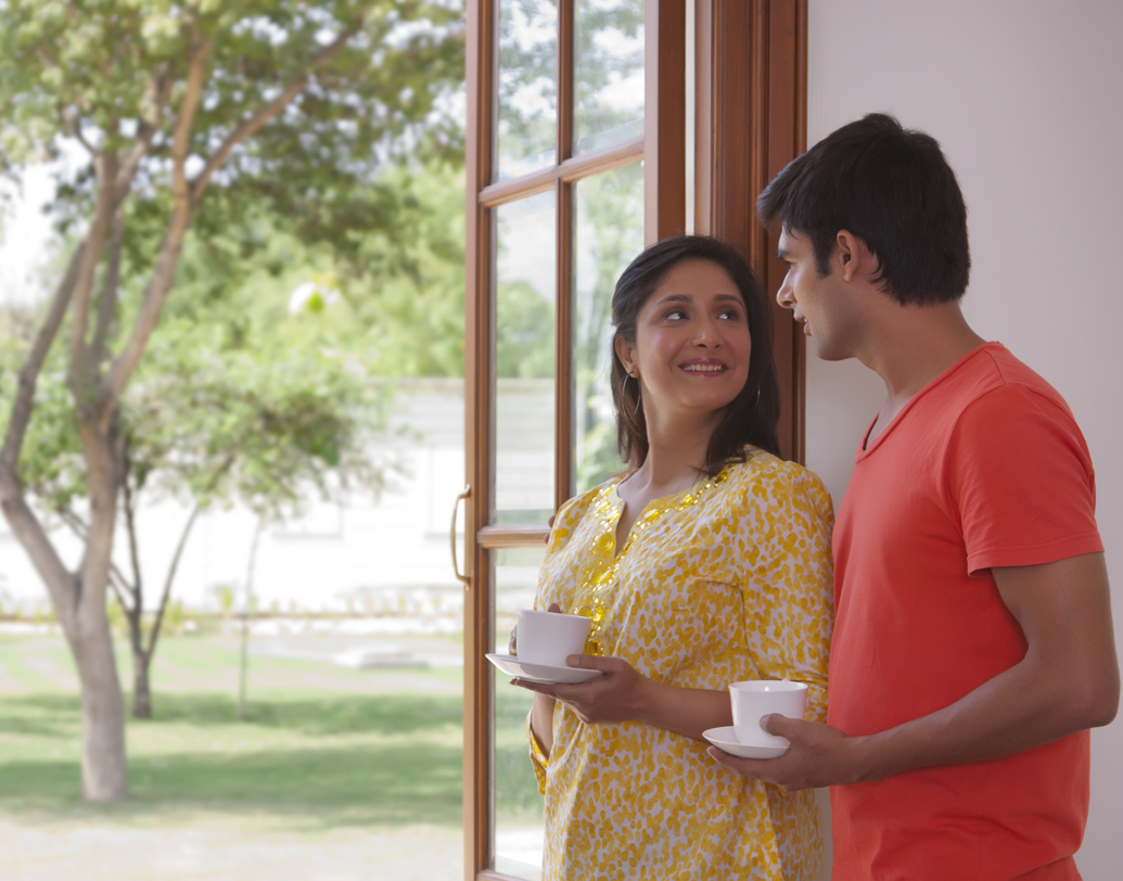 দেখা করান বাড়িতেই: যে বাড়িতে সঙ্গীকে নিয়ে থাকবেন বা সঙ্গীর যাতায়াত থাকবে, দেখা হোক সেখানেই। বাড়িটা ঘুরিয়ে দেখান, যাতে তিনি নিজেকেও বাড়ির সদস্য বলে ভাবতে পারেন। আজকাল অনেক অভিভাবক আগে থেকেই বিয়ের পর ছেলে-মেয়ের আলাদা বাসস্থানের ব্যবস্থা করে দেন, তেমন হলেও প্রথম দেখা হোক বাবা-মা যে বাড়িতে থাকেন, সেখানেই। ছবি: শাটারস্টক।