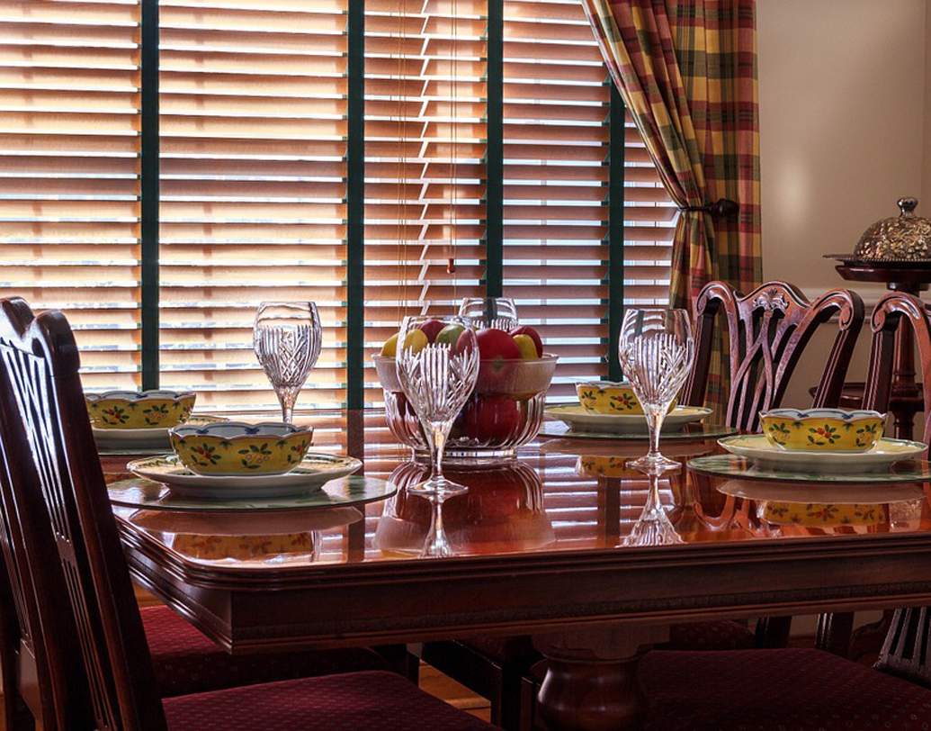 রেস্তরাঁ নয়: ভাগাড়-ভয়ে ভীত না হলেও প্রথম দিনের খাওয়া-দাওয়ায় রেস্তরাঁ এড়িয়ে চলুন। বরং বাড়ির লোকের বানানো খাবারে যে আন্তরিকতার পরিচয় পাওয়া যায়, বাইরে থেকে আনানো সুস্বাদু খাবারেও তা মেলে না। খুব অসুবিধা থাকলে তবেই শরণ নিন রেস্তরাঁর।