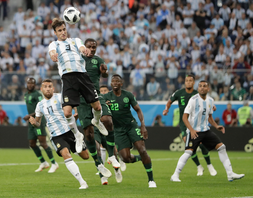 ক্রোয়েশিয়ার কাছে লজ্জার হারের পর যখন অনেকেই আর্জেন্টিনার শোকগাথা লিখতে বসেছিলেন, তখন নাইজিরিয়াকে হারিয়ে নক আউটে পৌঁছন মেসিরা। আফ্রিকার এই দল মেসিদের যথেষ্ট বেগ দিলেও কিছুটা হার না মানা মানসিকতা এবং কিছুটা ভাগ্যদেবীর সাহায্যে প্রি কোয়ার্টারে পৌঁছয় আর্জেন্টিনা। ছবি: এএফপি।