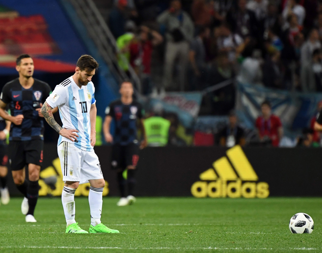 ক্রোয়েশিয়ার কাছে হারের পর একদম ভেঙে পড়েছিল আর্জেন্টিনা শিবির। আত্মবিশ্বাসটাই যেন উড়ে গিয়েছিল দল থেকে। নাইজিরিয়াকে হারিয়ে সেটাই ফিরে এসেছে দি’মারিয়াদের মধ্যে। বিশ্বাস ফিরে পেয়ে নতুন করে বিশ্বকাপ অভিযান শুরু করতে মরিয়া হিগুয়াইনরা। ছবি: এপি।