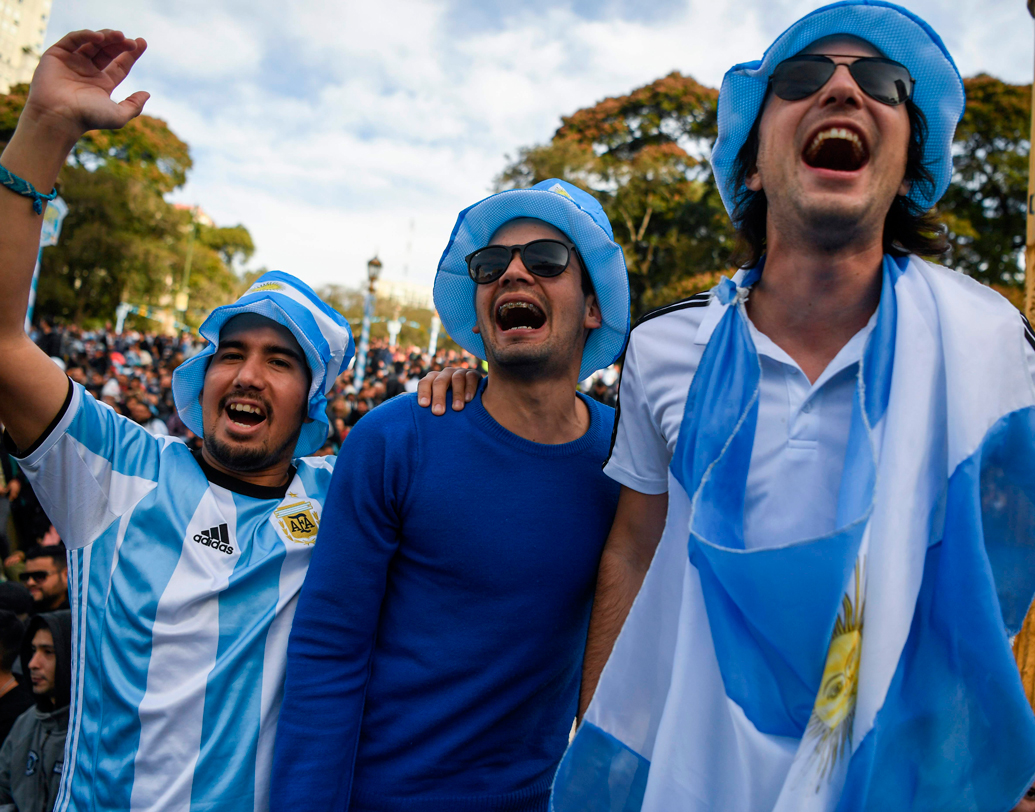 মেসিদের সবচেয়ে বড় সুবিধা, তাঁদের কাছ থেকে দেশের সমর্থকরাও বিশাল কিছু প্রত্যাশা করছেন না। এখনও পর্যন্ত তাঁদের দেখে ফেভারিটদের তালিকা থেকে বাদ দিয়েছেন বেশির ভাগ বিশেষজ্ঞই। প্রত্যাশার চাপ না থাকায় অনেক চাপমুক্ত থেকে খেলতে পারবেন মেসিরা। ছবি: এএফপি।