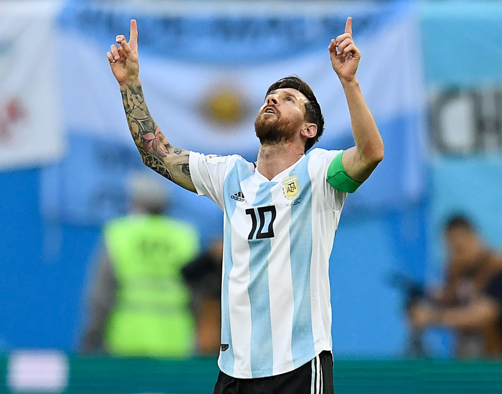 প্রথম দুই ম্যাচে তেমন কিছুই করতে পারেননি। কিন্তু মহা গুরুত্বপূর্ণ নাইজিরিয়া ম্যাচে গোল করে ছন্দে ফিরেছেন লিও মেসি। আর ছন্দে থাকা মেসি যে কতটা ভয়ঙ্কর, তা আর বলার অপেক্ষা রাখে না। ছবি: এএফপি।