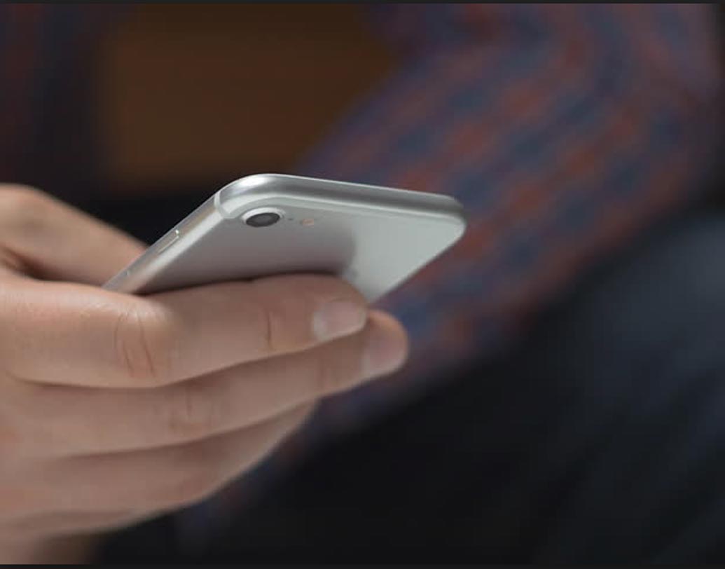 মোবাইল ফোন নিয়ে এই দুশ্চিন্তাগুলো আর করতে হবে না। কারণ, এ বার মোবাইল ফোন পড়ে গিয়ে দুর্ঘটনা আটকাবে এয়ারব্যাগ! ঠিক যেমন হয়ে থাকে গাড়ির ক্ষেত্রে। বড় আঘাত পেলেই খুলে যায় গাড়ির ভিতরে থাকা বেলুন। চালক এবং যাত্রীরা রক্ষা পান। তবে শুনতে এক হলেও প্রযুক্তিগত পার্থক্য আছে গাড়ি এবং মোবাইলের এয়ারব্যাগের।