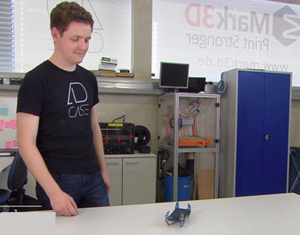 গাড়ির ক্ষেত্রে আঘাতের সঙ্গে সঙ্গে খোলে এয়ারব্যাগ, তাই যাত্রীরা রক্ষা পেলেও গাড়ির ক্ষতি এড়ানো যায় না। আর মোবাইল এয়ারব্যাগ আঘাত আসতে চলেছে আন্দাজ করে আগেই খুলে যায়। নীচে পড়ার আগেই ফোনের চার কোণ থেকে ৮টি স্প্রিং বেরিয়ে আসে। ফোনকে আঘাত থেকে রক্ষা করে ওই স্প্রিংগুলোই।