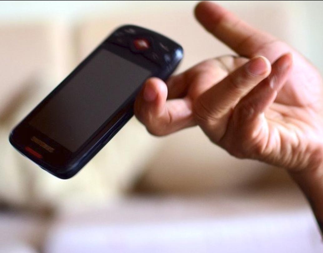 জার্মানির অ্যালেন বিশ্ববিদ্যালয়ের ইঞ্জিনিয়ারিংয়ের ছাত্র ২৫ বছরের ফিলিপ ফ্রেনজেলের ভাবনা-চিন্তার ফলই এই মোবাইল-এয়ারব্যাগ। ফিলিপের মাথায় কিন্তু হঠাৎ করে মোবাইল এয়ারব্যাগের আইডিয়া আসেনি। নিজের খারাপ অভিজ্ঞতা জুড়ে আছে এর সঙ্গে।