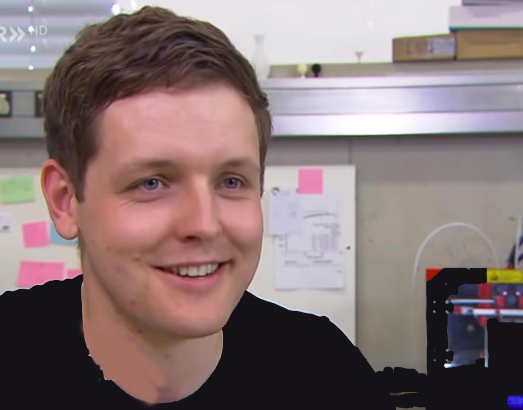 কিছু দিন আগে ফিলিপের হাত থেকে মোবাইল ফোন পড়ে গিয়ে ভেঙে গিয়েছিল। সাধের ফোনের এই দশা ফিলিপকে এমন একটা আবিষ্কার করতে বাধ্য করে। তবে এখনও বাজারে আসেনি মোবাইল এয়ারব্যাগ। ফিলিপ জানান, আরও কিছু পরীক্ষা করার পর খুব তাড়াতাড়ি তা বাজারে ছাড়া হবে।